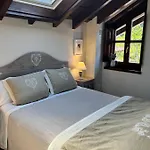 La Casita De Olivia Espinaredo * La Villa
