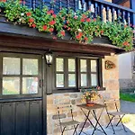 La Casita De Olivia Espinaredo * La Villa
