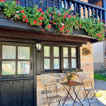 La Casita De Olivia Espinaredo * La Villa